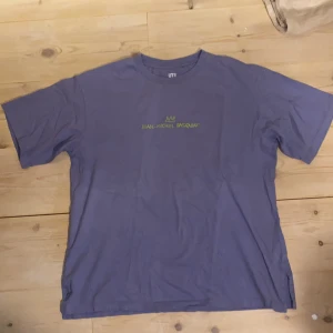 Oversized lila t-shirt med grön text. - Jättecool lila t-shirt med grön text fram och bak.💜💚 Från Uniqlo. Super snygg, cool, jättebekväm och oversized. Material 100% bomull. Bra skick. Snygg att ha tex över jeans (se på bild 3). Eller bara den mm... Mysig men ändå snygg och passar till mycket. DM vid intresse/frågor/fler bilder.❣️ (Det kan du göra här under där det står ”kontakta”) Avhämtning på Södermalm eller frakt till självkostnadspris.:)