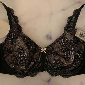 föör sexig bh  - skit snygg och sexig bh som jag köpte för några dagar sen från Triumph för 500 kr men senare såg att jag köpte fel storlek så väljer att sälja den nu❤️❤️