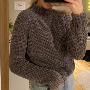 Grå tröja  - Grå tröja med hög krage.