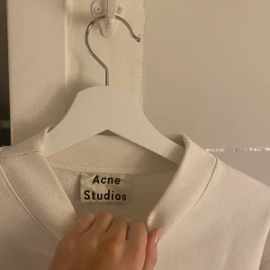 ACNE TRÖJA - skick 7/10 därav pris. Stl S men passar XS- M beroende på hur du vill att den ska sitta. Köparen står för frakt 66 kr. Funkar för både tjejer och killar. Dragkedja vid båda sidorna om tröjan.❣️