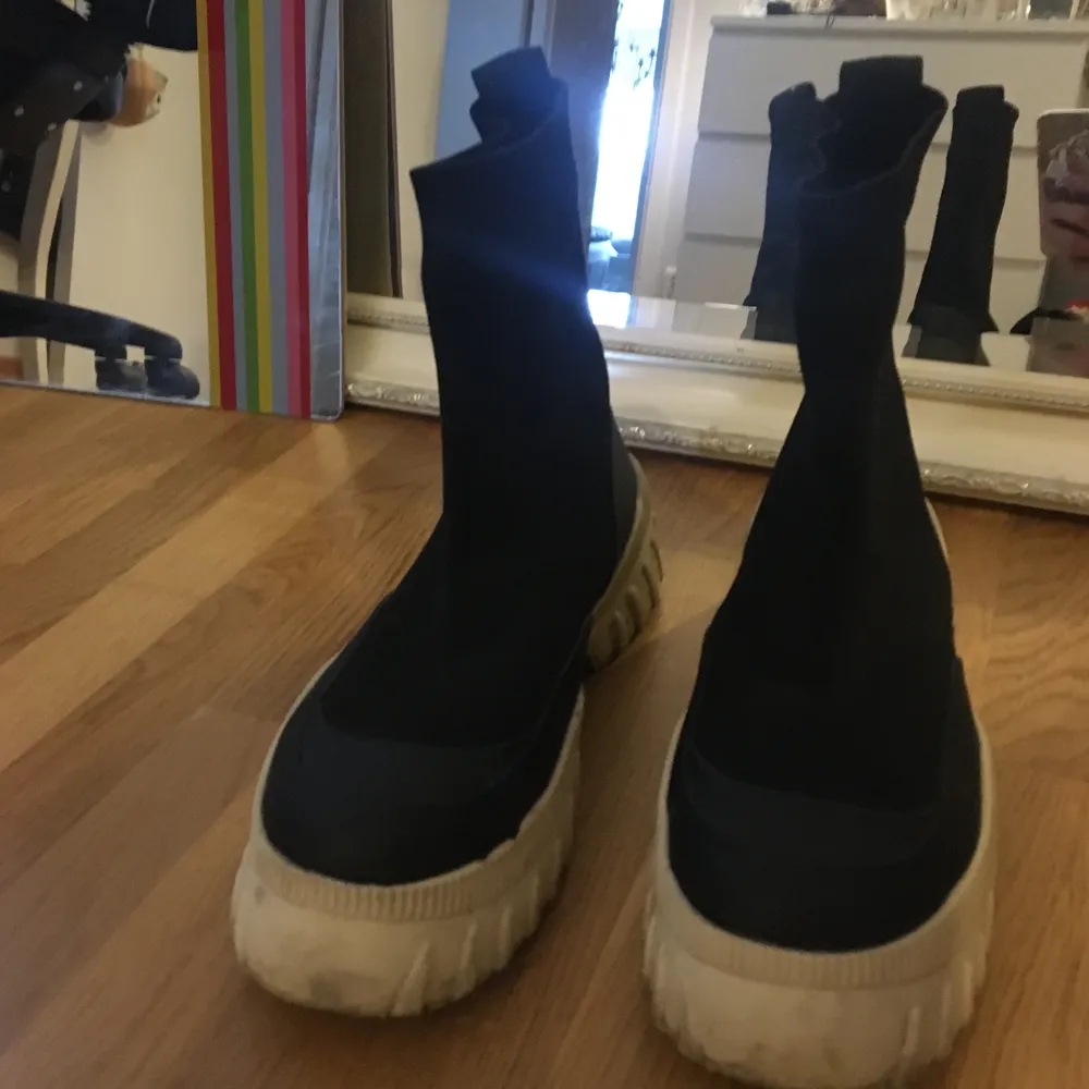Flatform boots från zara med ljusgul sula i storlek 37! Svincoola på till jeans , kjol, klänning🔥  säljer pga har flera andra boots! Jättebra skick. . Skor.