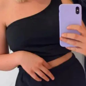 One shoulder tröja  - En svart one shoulder topp från bik bok ❤ orginal pris 200 kr mitt pris 70 kr