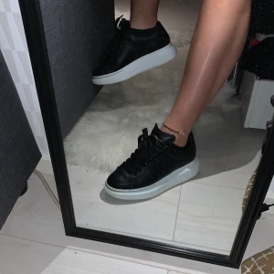 Alexander McQueen skor svarta - Säljer svarta Alexander mcqueen pga för små. Köpta för ett år sedan i bra skick. Strl 36 cm längd fot 23,9. Bor i Skellefteå. Kvitt och box samt nya snören ingår.