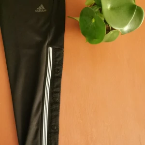 Adidas  - Helt oanvända jättefina adidas! Aldrig använda pga för små för mig.(för smala i benen, röven) Storlek XS. Petite. Dock lagom långa i benen på mig som är 157! Köptes för 500 eller 600kr. 