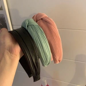 Hårband  - Hårband i lite olika färger! Jättefina på men används inte av mig för tillfället! En är från Gina, nån annan från H&M och lite så.