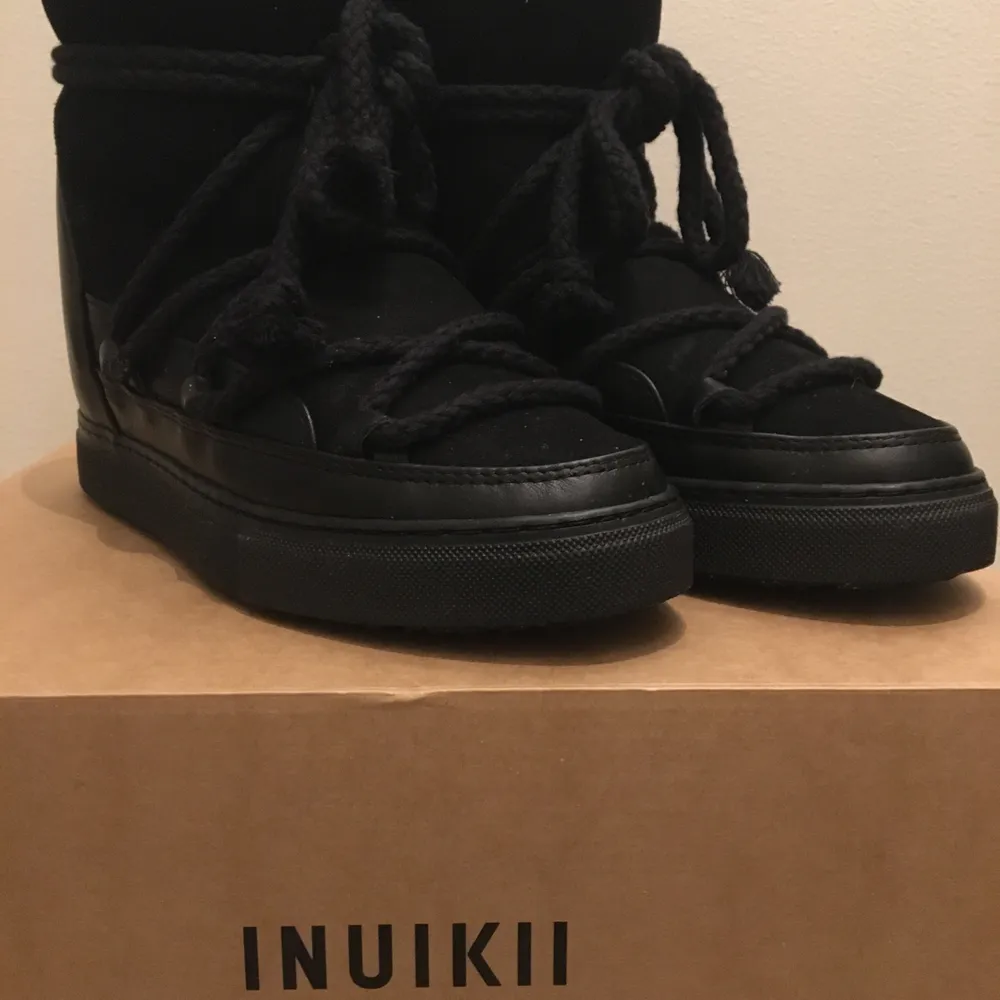 Säljer dessa svarta Inuikii skor. De e en kilklack och är fåtalgånger använda ungefär 2gånger men väldigt gott skick, storlek 37 men passar 36-38!! Nypris 2800kr säljs för 1300kr skickas i kartong !!<3 . Skor.