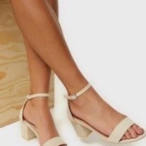 Nellyklackar - Fina beige klackar ifrån Nelly.com, använda endast en gång. Nyskick. Stl 39.