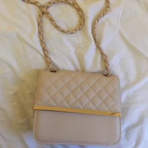 Ljusbeige väska - Ljusbeige axelväska i super fint skick!