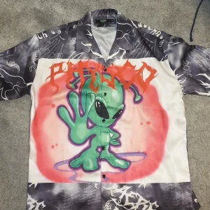 Kortärmad skjorta från jaded London, strl M  - En as häftig skjorta i silkes tyg från jaded London i strl m. Riktigt cool. 