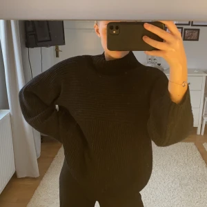 Tröja - Mysig svart stickad tröja från Monki i S