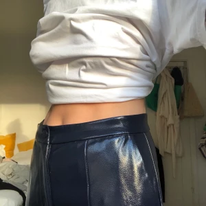 Lackade byxor - Marinblåa lackade byxor från Weekday. Knappt använda. Jag är 173 cm för att få perspektiv på hur långa/korta byxorna är. 