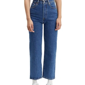 Levis ribcage ankle  - Levis ribcage ankle i väldigt bra skick, nästan oanvända🌼. Storlek 25 i midjan och 30 i längd tror jag men har fått dem upplagda då jag är lite kortare💓. Säljer då de inte passar mig i midjan längre (jag är stl 26-27 i Levis). Hör av dig om du har några frågor😊. Säljer för 300+frakt❤️