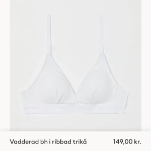 Vadderad bh / bralette vit  - Säljer en jättesöt oanvänd bralette/bygelfri BH från HM i storlek 36. Nypris 149 💞 köparen står för frakten men jag möter även upp i Lund💞 