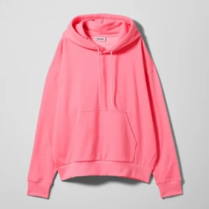 Neonrosa hoodie - Superball rosa hooie från Weekday, helt slutsåld!!! använd max 2-3 ggr alltså helt i nyskick! Säljer pga kom inte till använding 💕💕💕💕 frakt tillkommer!