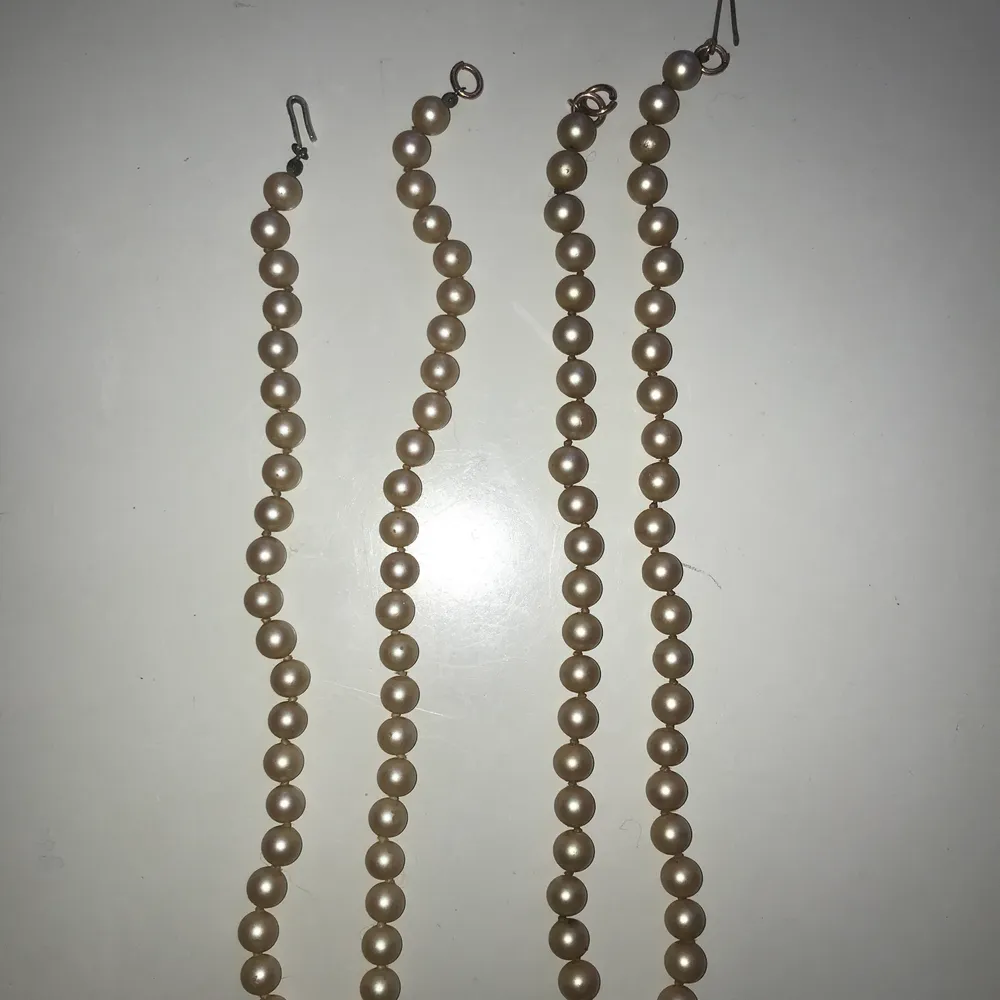 Pärlhalsband från Hong Kong, vet ej om det är äkta pärlor (därav priset) vintage, fick dem av min mormor. Accessoarer.