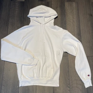 Vintage Champion Hoodie - Vintage Champion hoodie i storlek M. Väldigt bra skick, finns en ”fläck” (se bild). Klicka in på profilen för massvis med andra vintage tröjor! 🙏🏻
