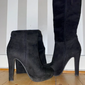 Knähöga pumps - Perfekta skor för att gå på en fest, kanske är det lite kallt? Ingenfara. Här har du snygga knähöga klackar som passar till vilken outfit. Använt ett par gånger. Skorna är är lite för höga för mig. 