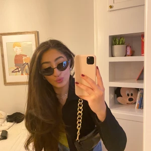 HELT NY IDEAL OF SWEDEN ‘Into the night’ handväska  - Helt ny och har knappt använt den! Boxen och kvitto är kvar! Supersnygg för en middag med tjejorna! Ordinarie pris 899.  Säljer för 399kr. Intresserad? Skriv till mig eller på chatten.  Största bud: 499kr