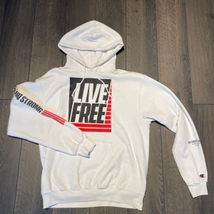Vintage Champion hoodie - Vintage Champion hoodie i storlek M. Boxy passform, fitpic kan ordnas! Väldigt bra skick, finns en fläck. Klicka in på profilen för massvis med andra vintage tröjor! 🙏🏻