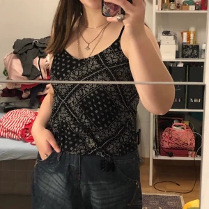 linne - coolt linne med mönster🖤 sitter tajt på överkroppen och löst vid magen vilket kan vara skönt