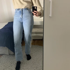 Ribcage straight ljusa jeans från Levis - Superbra och snygga raka jeans från Levis i modellen ribcage straight🤗💕 Storlek W25 L29 och säljer pga fel storlek för mig. Köparen står för frakten eller så kan jag mötas i Gävle📍💌 Pris 400kr exklusive frakt (nypris 1199kr)