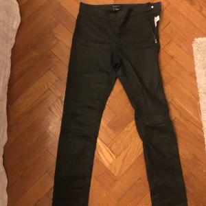 Byxor från filippa K - Ett par ”skinn”byxor från filippa k (ej äkta skinn). Asballa! Frakt tillkommer. Buda i kommentarerna.