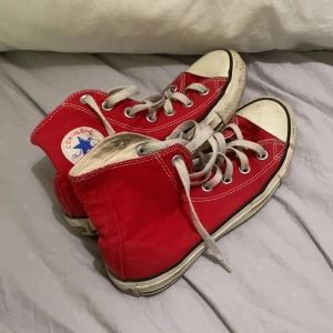 Converse  - Säljer mina röda Converse. Köptes på humana. Säljer på grund av ingen användning längre. Möts helst i sthlm annars får köparen stå för frakten 63kr. Säljer billigt