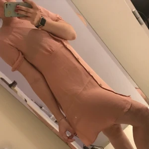 Nuderosa tunn klänning H&M (S/M/L) - Nuderosa klänning som öppnas och stängs med knappar på framsidan, storlek 40, passar till S och M. Nypris 199kr. Kan träffas i Stockholmsområdet vid köp! Betalning sker via Swish!