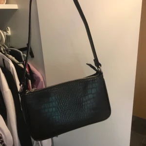 Väska - Intressekoll på denna fina väska, aldrig använd och vet inte märket. Säljer bara vid bra bud buda från 170kr ❤️ 