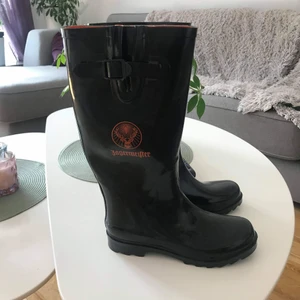 JÄGERMEISTERSTÖVLAR LIMITED EDITION  - Grymt coola Jägermeisterstövlar som ej finns att köpa i butik eller på nätet. Stl 38. Aldrig använda. Pris 499:- eller bud. Köparen står för frakten. 
