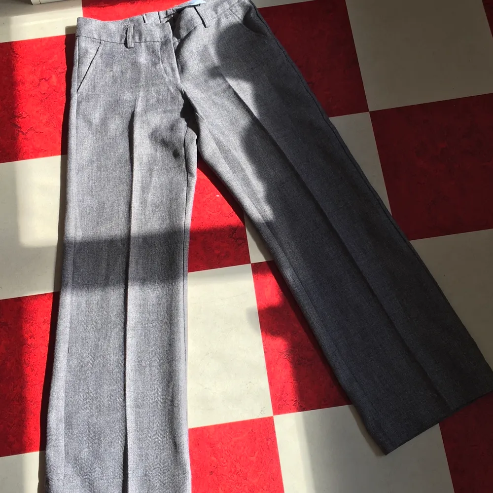 Ett par jätte fina och jättesköna grå vida och långa kostymbyxor! Säljer pga att de tyvär blivit förstora 💖 . Jeans & Byxor.