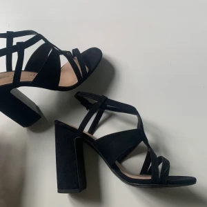 Svarta klackar - Säljer dessa svarta klackar då jag inte har användning för dom. Köptes till att användas på min bal men slutade upp med att använda ett annat par så dessa är helt oanvända. Klackhöjd 9,5 cm. Storlek 38. Frakt tillkommer💋