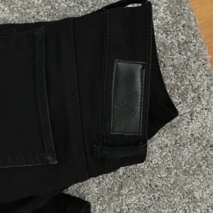 Never denim jeans - svarta jeans ifån bikbok. bra skick. Köparen står för frakten!‭