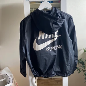 Nike träningskofta - En fin nike träningskofta men som kan användas som vanligt också, som är i väldigt fint skick. Den är använd en gång och den är i jättebra kvalite. 