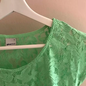 T-shirt - Grön spets T-shirt 