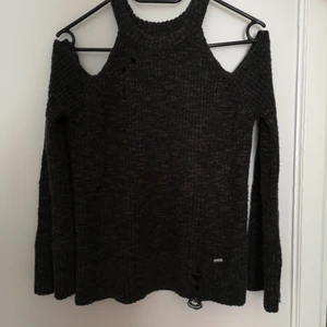 Hollister Stickad Tröja - Stickad tröja från Hollister med bara axlar och "sliten" design med hål