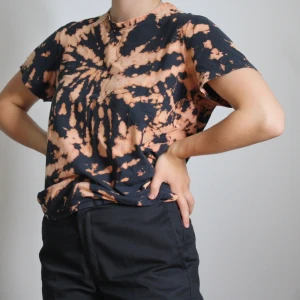 Batik t-shirt strl M - En svart T-shirt från Oskar jackobsson som jag blekt själv med klorin(batik). Storlek M, men är ganska liten i modellen. 