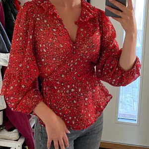 Röd Wrap blus ifrån Zara XS - Röd knytblus ifrån Zara i storlek XS/32 Använd? : Max 5 gånger Anledning för försäljning : Kommer inte till användning Hur är storleken? : Jag som har minsta storleken i majoriteten av fall på kläder, så passar den på mig. Men den funkar även på en storlek större då den är pösig.  Jag : 162 cm Originalpris 299kr I priset ingår ej frakt men den ska betalas av köparen