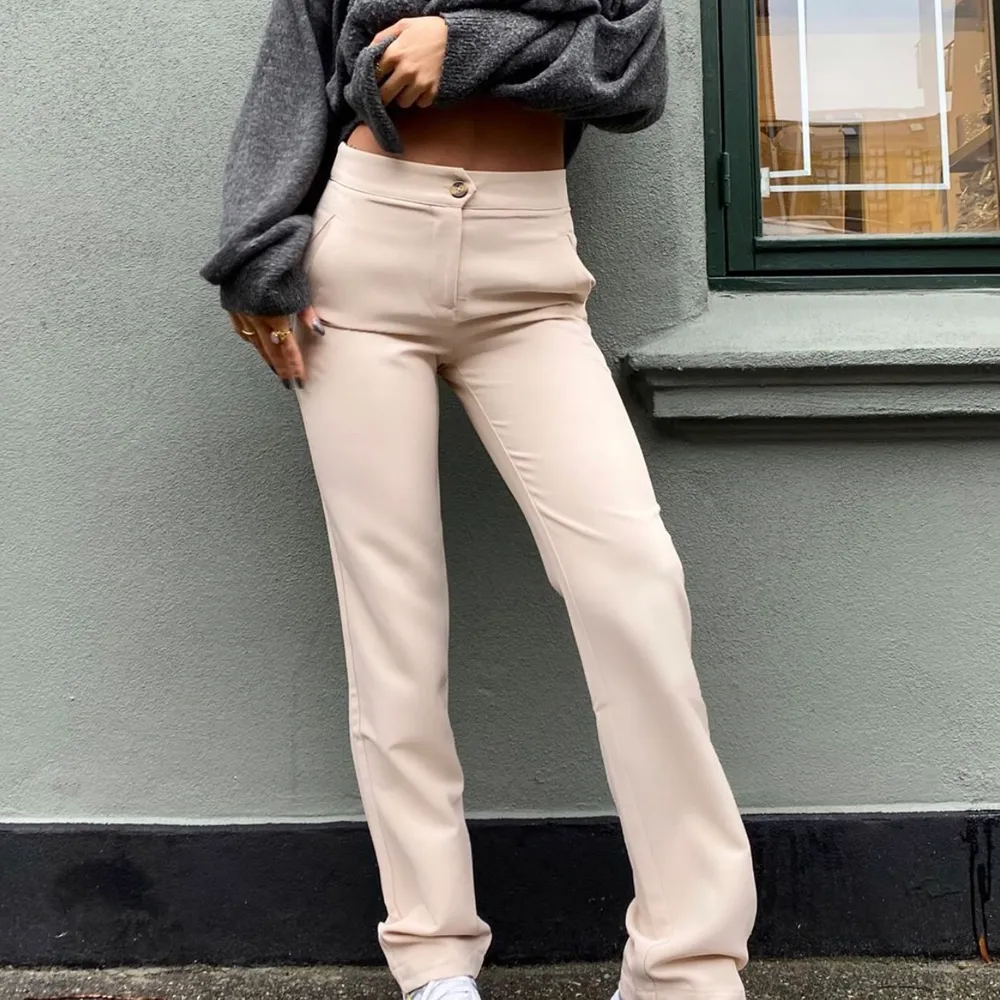 Jättefina kostymbyxor från det nya danska märket Venderbys, använda Max 2ggr. (Inte mina bilder) frakt tillkommer 💕 Storlek L men passar bra på mig som vanligtvis är en M. Jeans & Byxor.