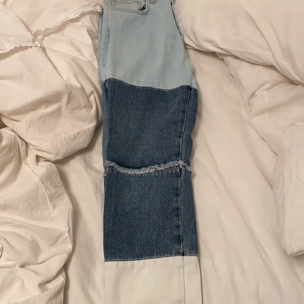 Så snygga jeans från Elsa hosks kollektion med BikBok i strl S, topp skick . Jeans & Byxor.
