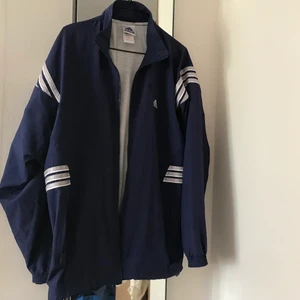 Adidasjacka - Jacka/större ziptröja från Adidas. Använd ett fåtal gånger. Har lite små skavanker men som knappast syns. Frakt tillkommer 🌹