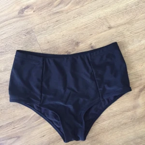  - High waist bikini trosa  Fint skick, lite ”nopprigt” ena sidan men syns ej mycket, se bild 2 Frakt 42kr 
