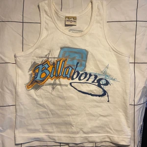 Coolt linne med tryck💙✨ - Ett barn linne som är litet i storleken, passar på XS!!! Så fint men för litet för mig🥺💕 jättebra skick. Nu är det många intresserade så nu är det budgivning i kommentarerna, avslutas på onsdag 12 augusti 20:00💕 budet börjar på 70kr (FRAKT:33kr)