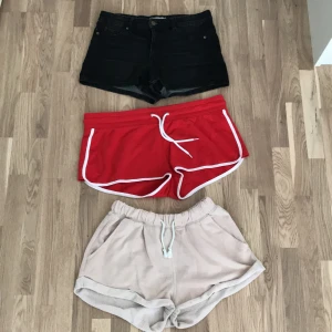 Sköna shorts - Knappt använda shorts. Sköna och mjuka. Röda-M. Svarta jeans-36. Ljusrosa-XS. 75kr styck eller 175kr för alla. !Köpare betalar frakt!