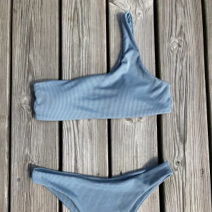 Blå shein bikini strl S - En jättefin bikini från shein som jag aldrig använt då toppen är för liten. Passar nog om man vanligtvis har s/xs i bikinitoppar. Frakt tillkommer.