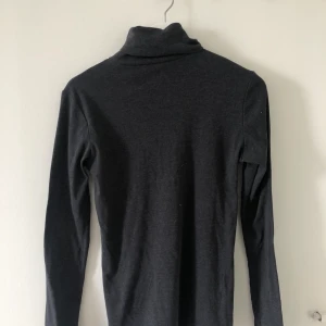 Fin mörkgrå polotröja - Jättefin mörkgrå polotröja från Åhléns i storlek M. 70 kr + frakt✨