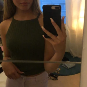 Topp - Säljer denna fina topp ifrån H&m då den helt enkelt inte kommer till någon användning längre! Super skönt ribbat material!