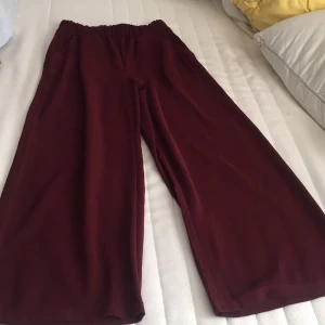 Kostymbyxor - Långa vida kostymbyxor i en fin vinröd färg. Från lager 157 i storleken XS! 