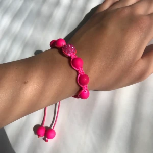 Armband - Ett neonrosa armband som man knyter fast. Aldrig använd så mycket bra skick. 20kr + frakt 11kr (tar bara swish)