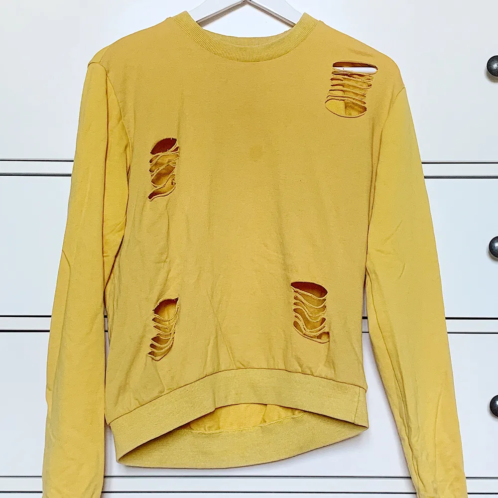 En sweater med klippta hål (hålen är med i originalplagget). Fräsch gul färg och baggy passform. Passar S-M beroende på hur man vill att den ska sitta. Sparsamt använd💕 Pris kan diskuteras och köparen står för frakt❣️. Tröjor & Koftor.